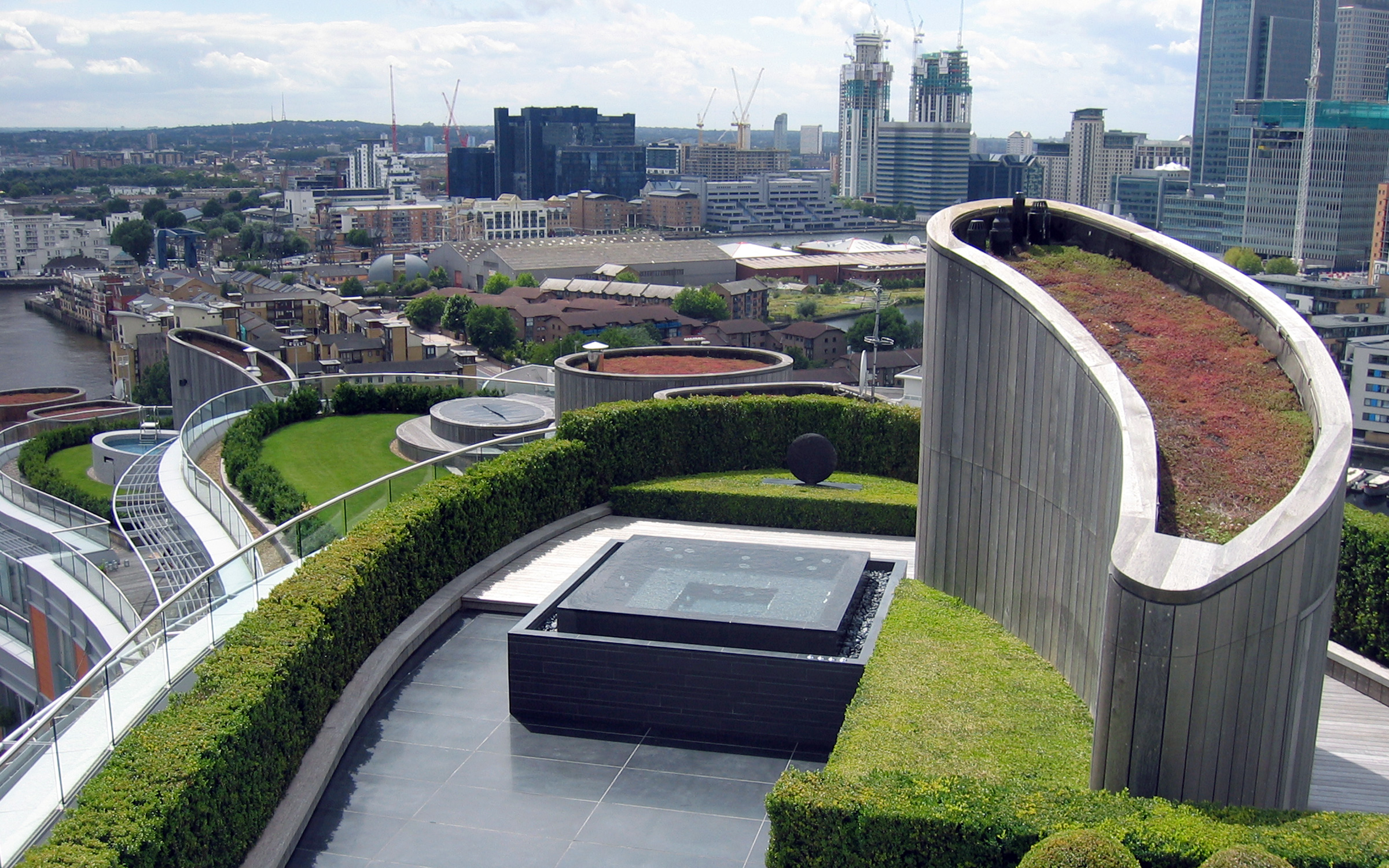 The 58 m high roof deck has been vegetated with carefully selected Sedums. Roof garden with hedge and roof deck vegetated with Sedum